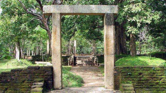 Anuradhapura Heritage Guide - Buddhist Sites, History