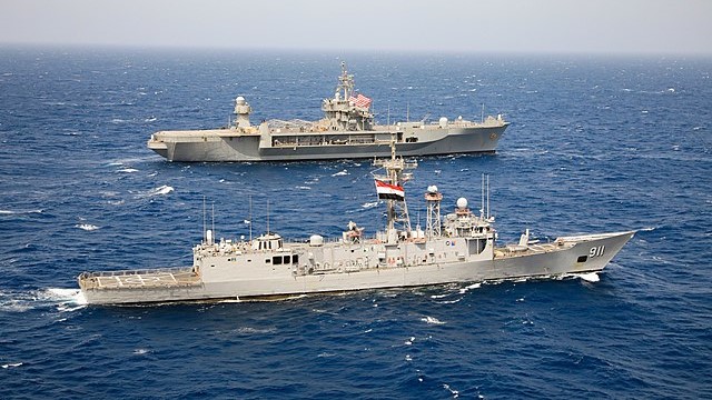 Egyptian frigate Alexandria (F911) and USS Mount Whitney (LCC 20) underway in the Red Sea, 20 April 2022 (220420 A AI379 7272)